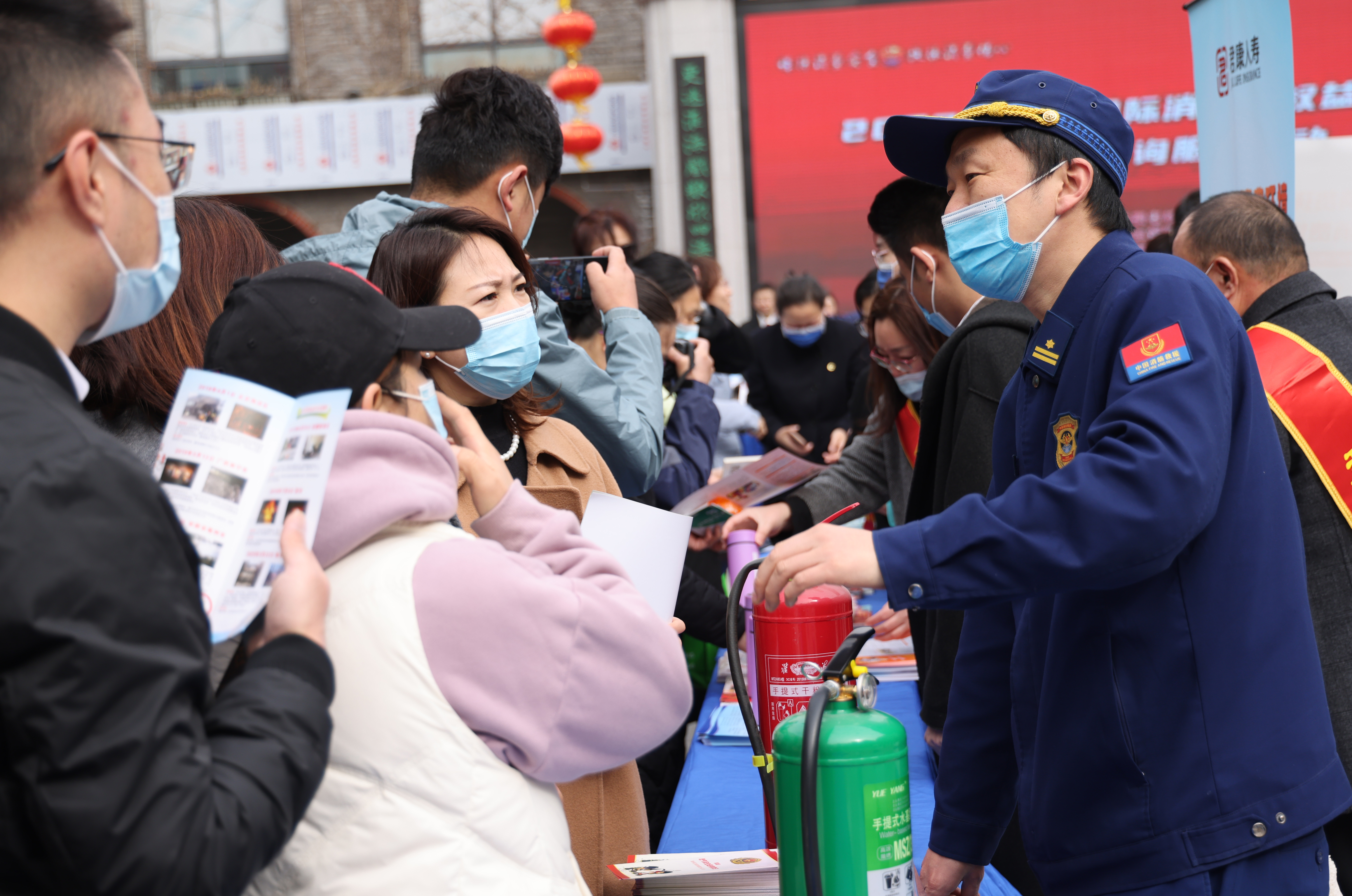 “提振消费信心”国际消费者权益日广场宣传咨询服务活动