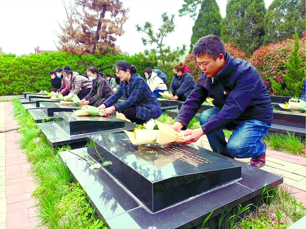 海州区郁洲街道凤梧社区赴青龙山烈士陵园祭扫英烈