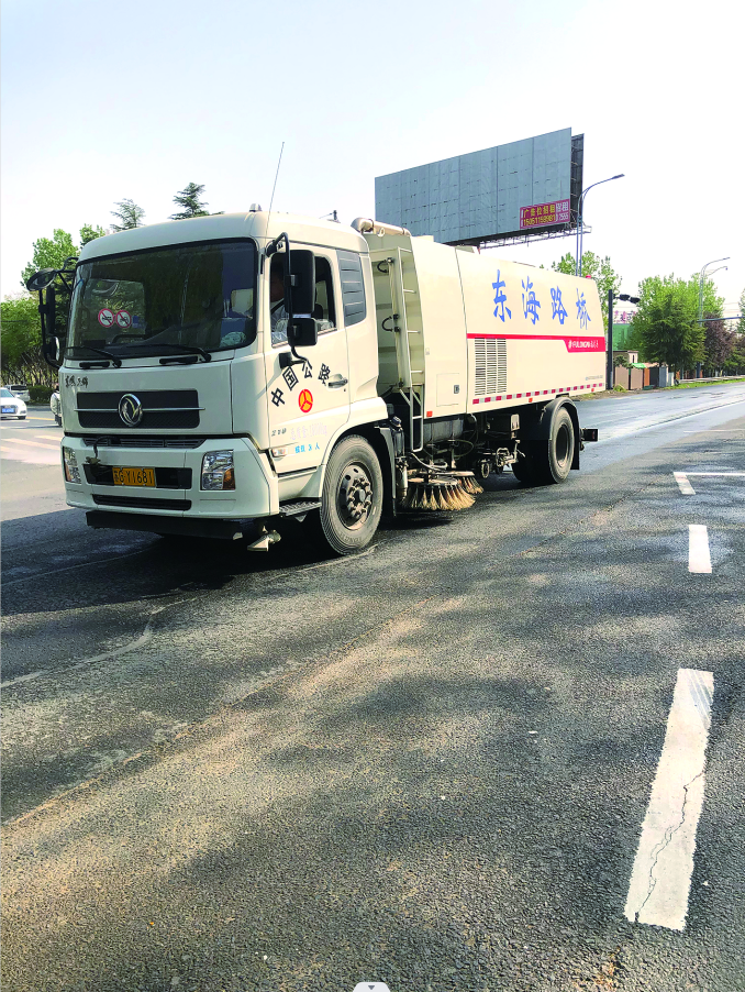 春季路护  提升道路“颜值”