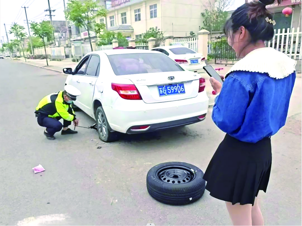 连云港东海民警热心助民换轮胎