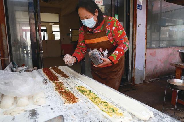 文明实践·时代新风︱ 14秒视频收获230万点击量 打朝牌的袄犇妈红了