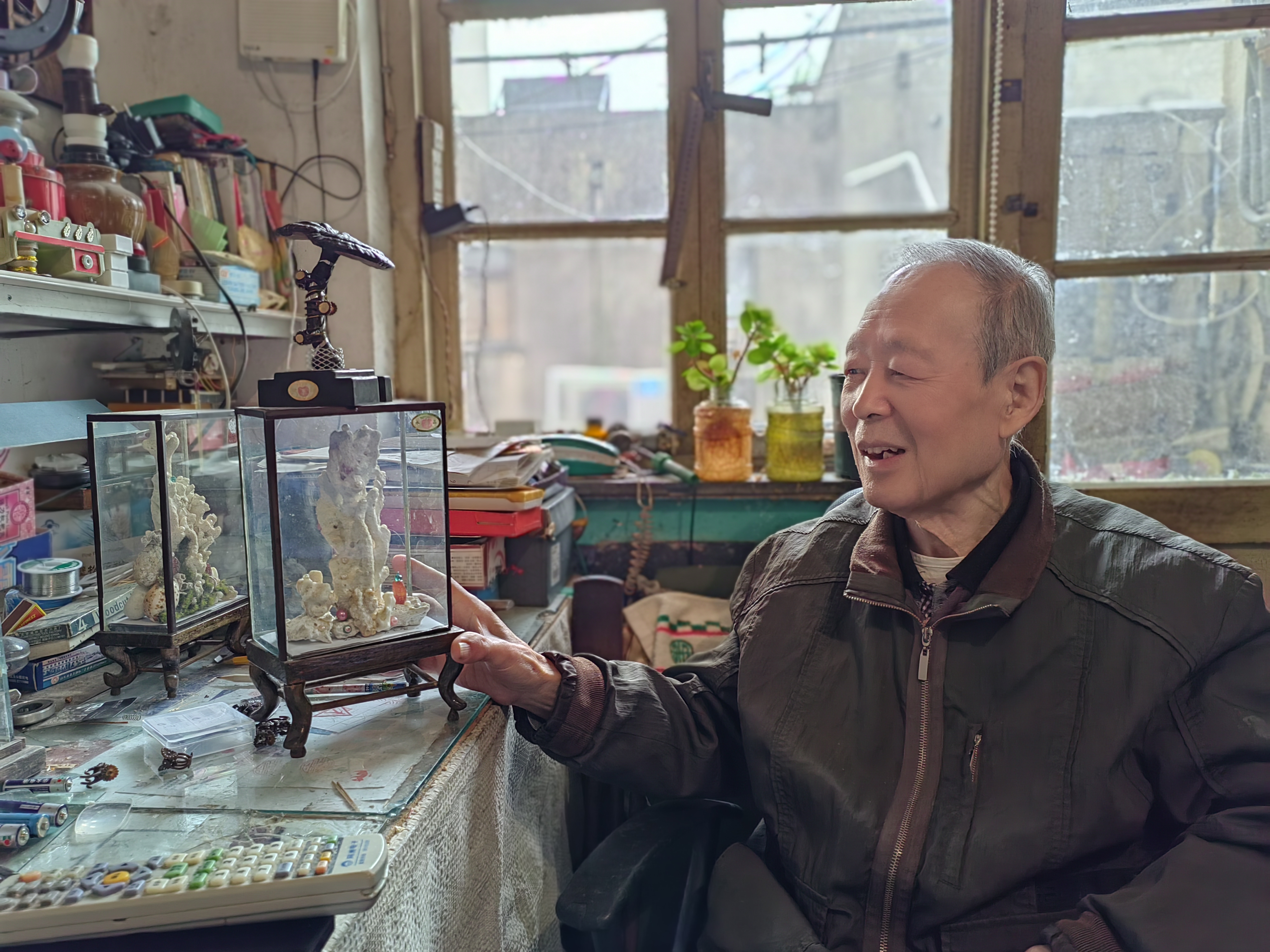 人物志 | 饼干盒变小闹钟 废充电器变台灯 旧风扇变发电机   在王新祜手里 废品也可以有无限可能