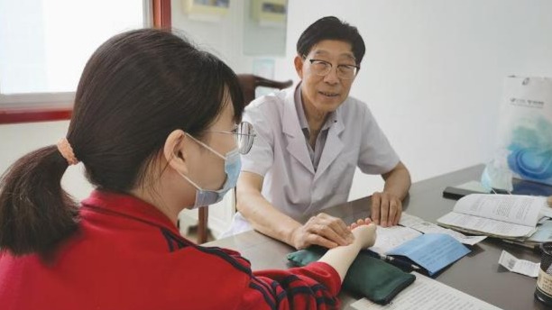 人物志 | 退休17年坚持每天坐诊 一个名医的仁心与初心