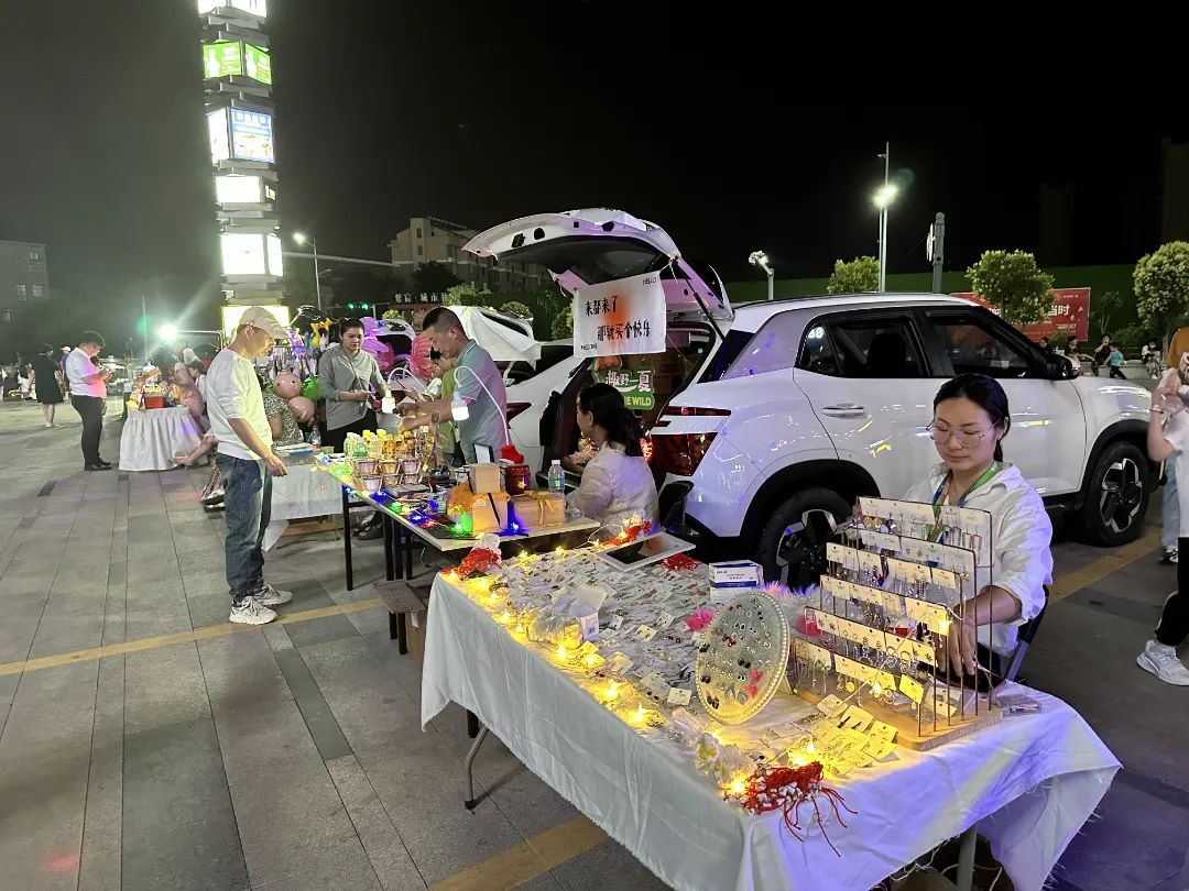 “后备箱市集”火爆出圈！现场吸引诸多人气