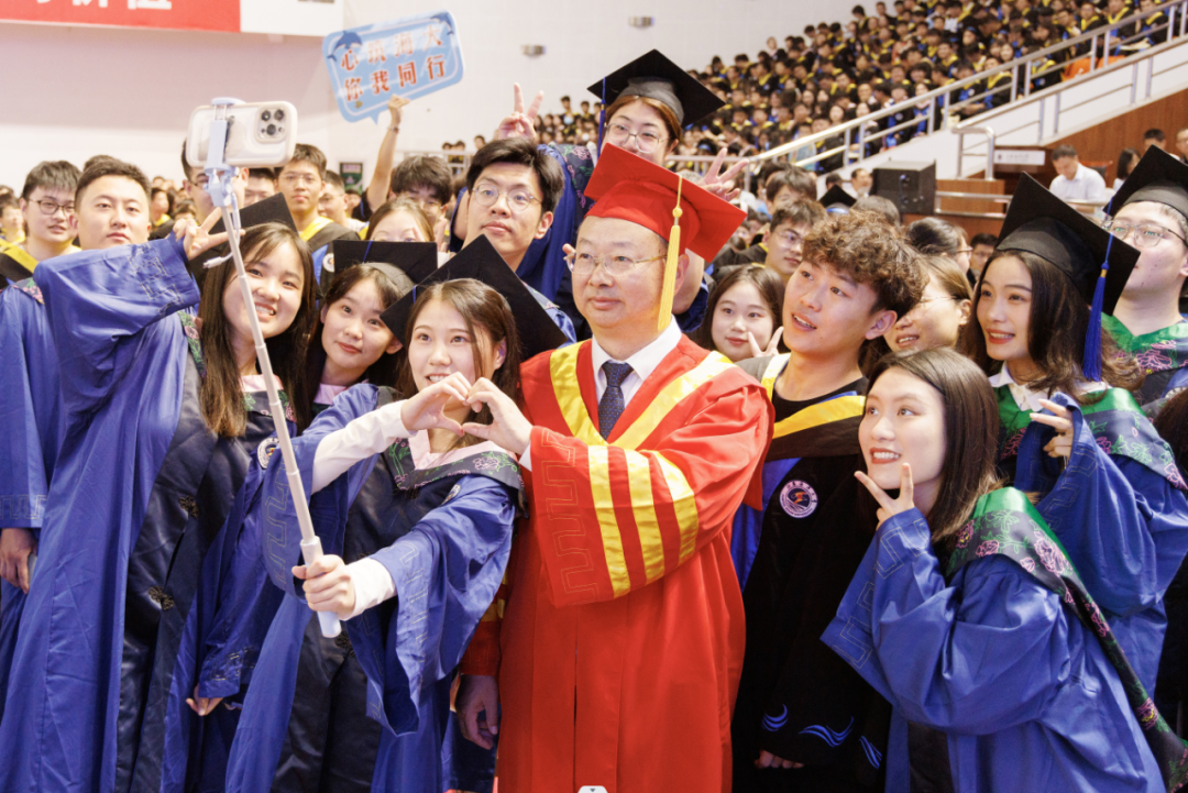 江苏海洋大学毕业典礼，火“出圈”了！