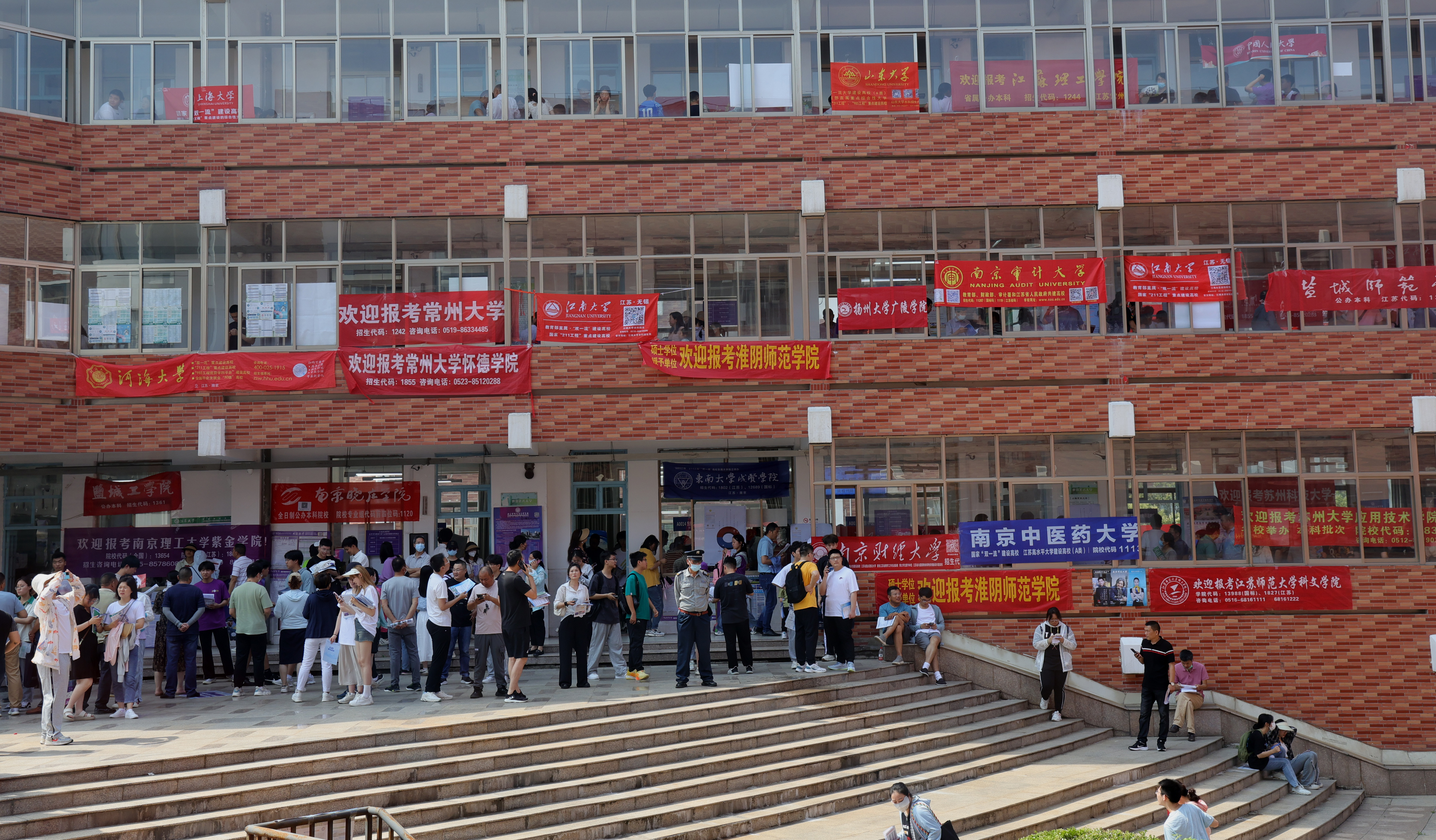 高考招生咨询会在新海高级中学举行