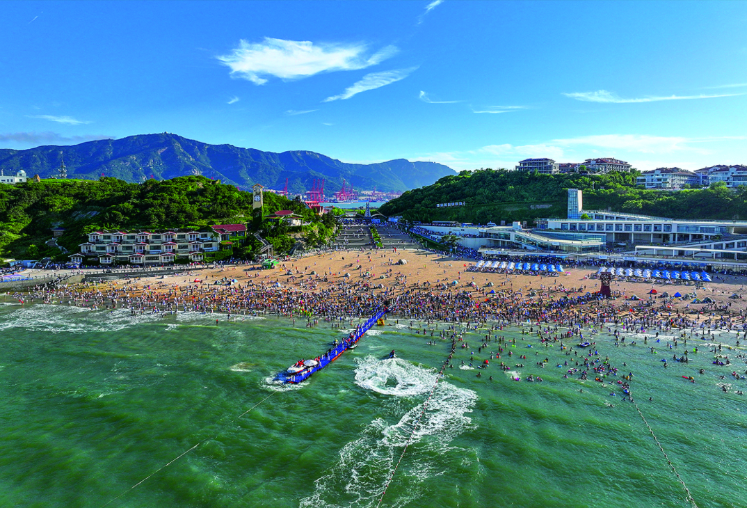 连云港市海滨旅游迎来高峰  海滨景点游人如织