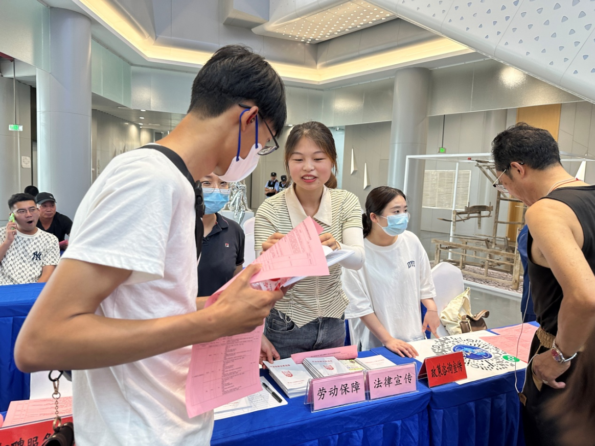 灌云县“百企千岗 才聚小镇”暨灌云主题服饰产业园大型专场招聘会成功举办