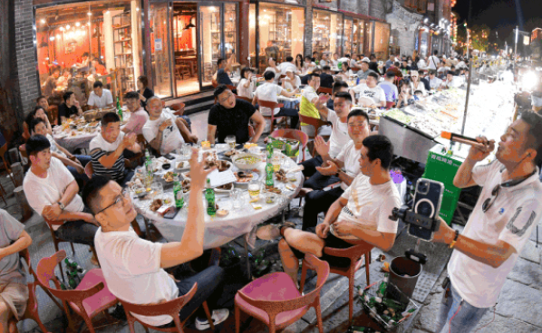 迎热而上  夏日经济激发消费新活力