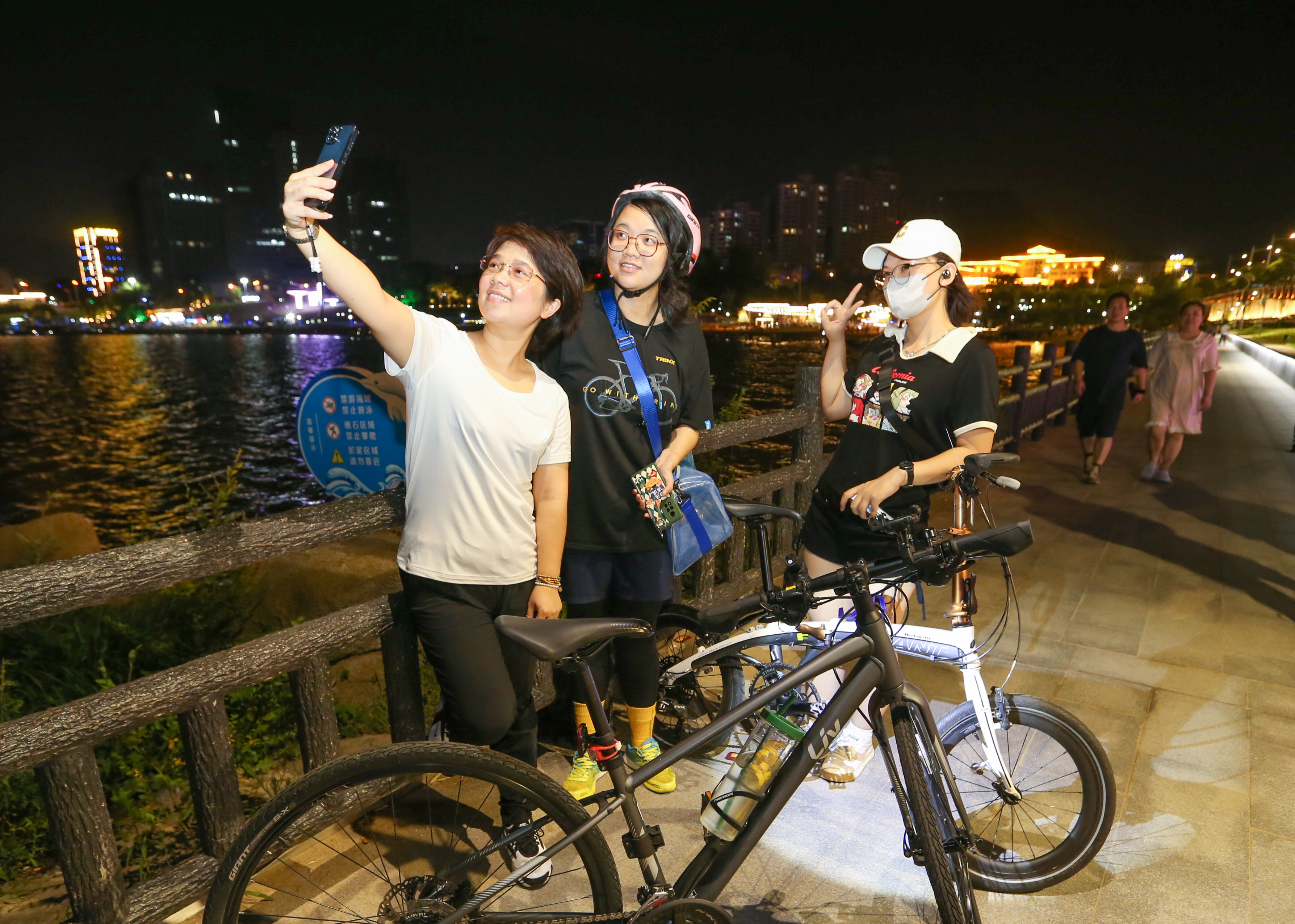 盛夏潮生活 夜幕下的健身人