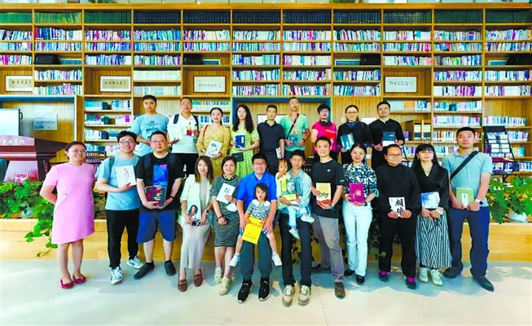 市图书馆收到各界人士惠赠图书近2万册  打造共享书房 点燃夏日阅读热
