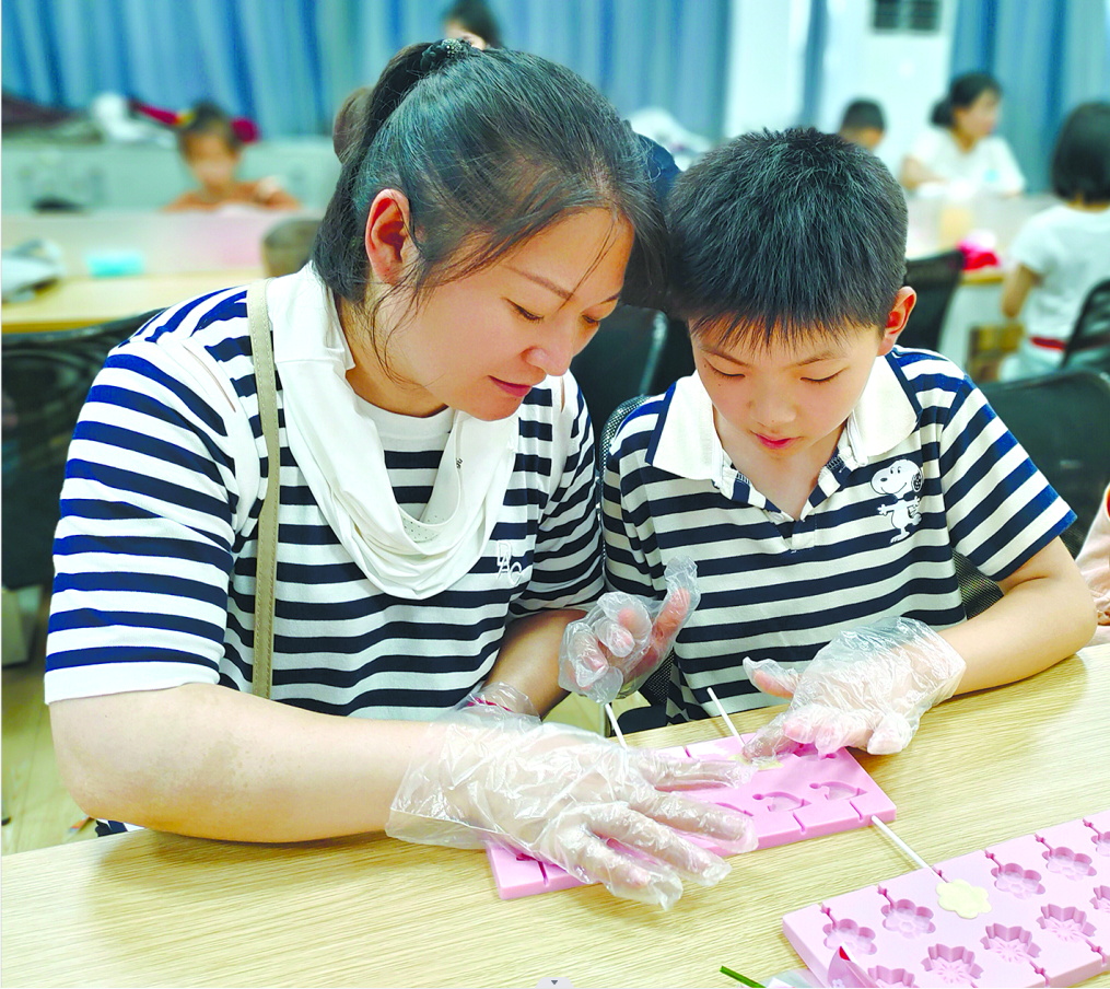 海州区新东街道开展“棒棒糖DIY”亲子手工坊公益活动  