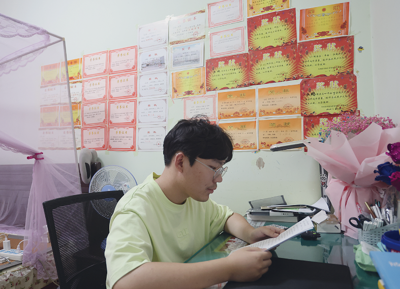 助学公益行 | 张鹏624分考上苏州大学，姚景耀530分考上常熟理工学院 这两名东海男生很励志 怀揣梦想 未来可期