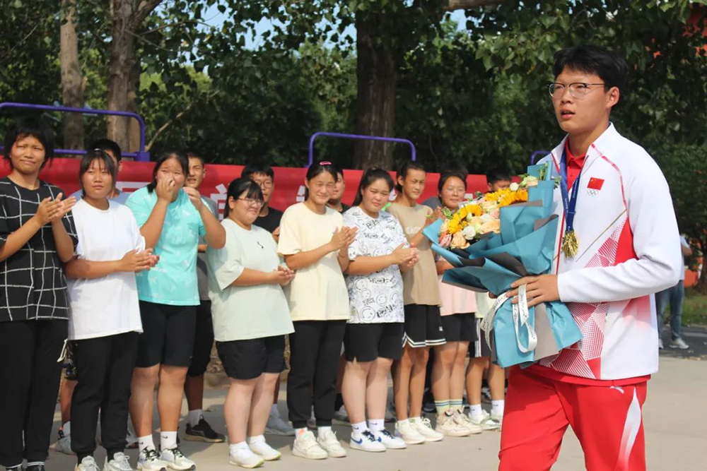 海州高级中学 | 东亚青运会男子铁饼冠军韩杰同学凯旋归校