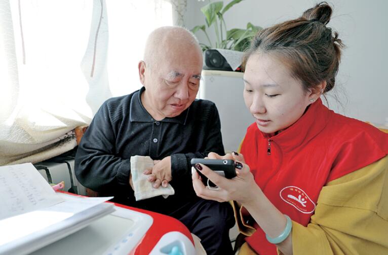 连云港：“智慧助老”让老人跟上“智能时代”