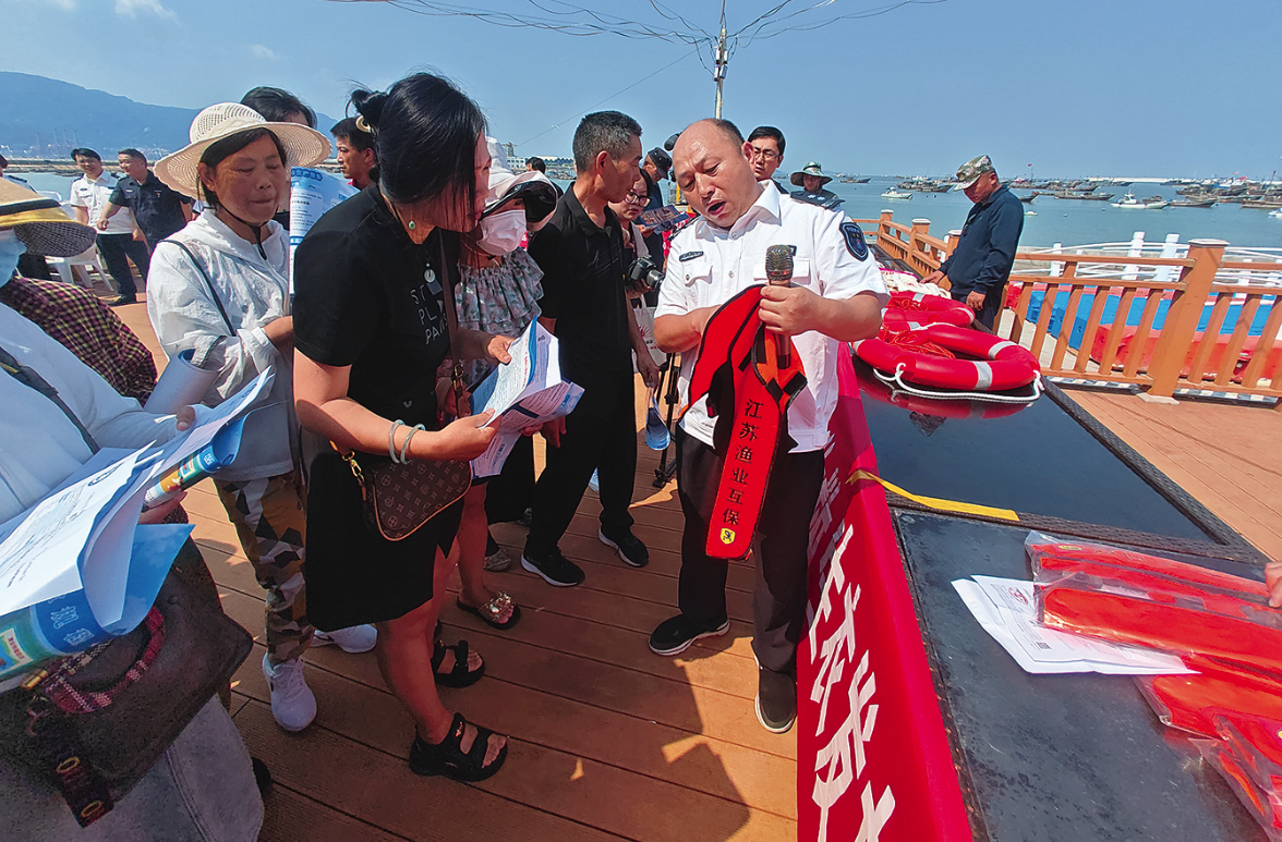 连云港连云区为渔民配备新型救生衣
