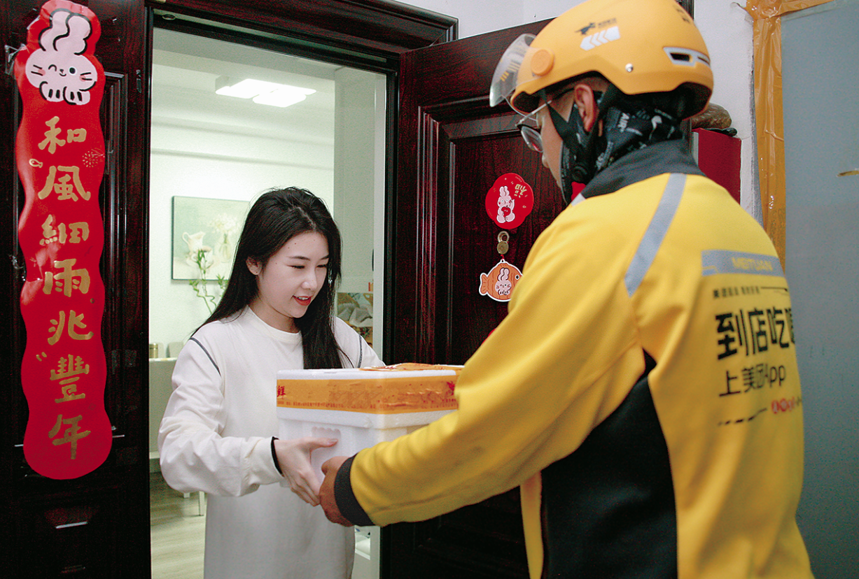 外卖员蒋丰泽在“奔跑中”过节