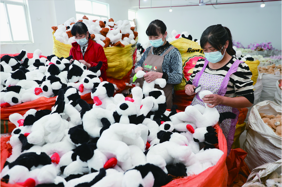 工人们在生产毛绒玩具