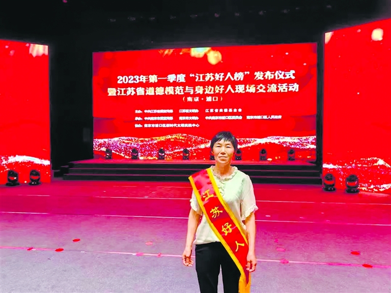 好“妈妈”李桂华：精心照料好友遗孤十余载