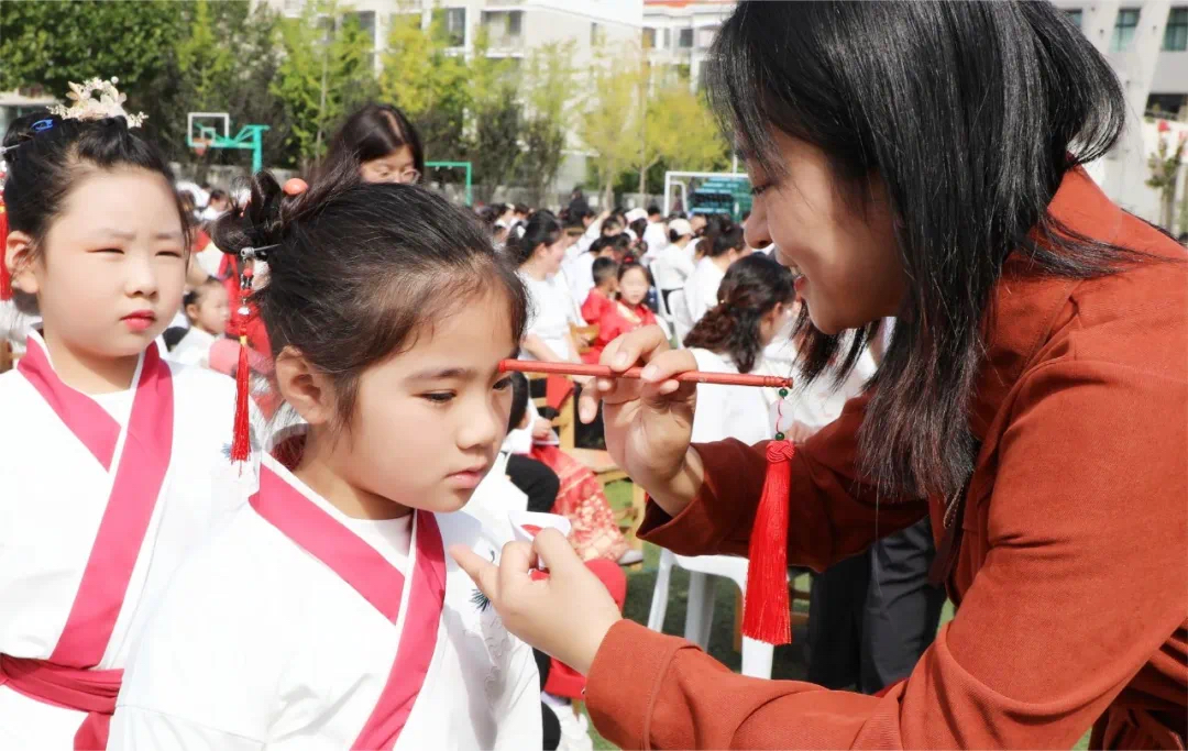 孔望山小学 | 正衣冠、点朱砂、拜师礼，做“有情怀”的小学生