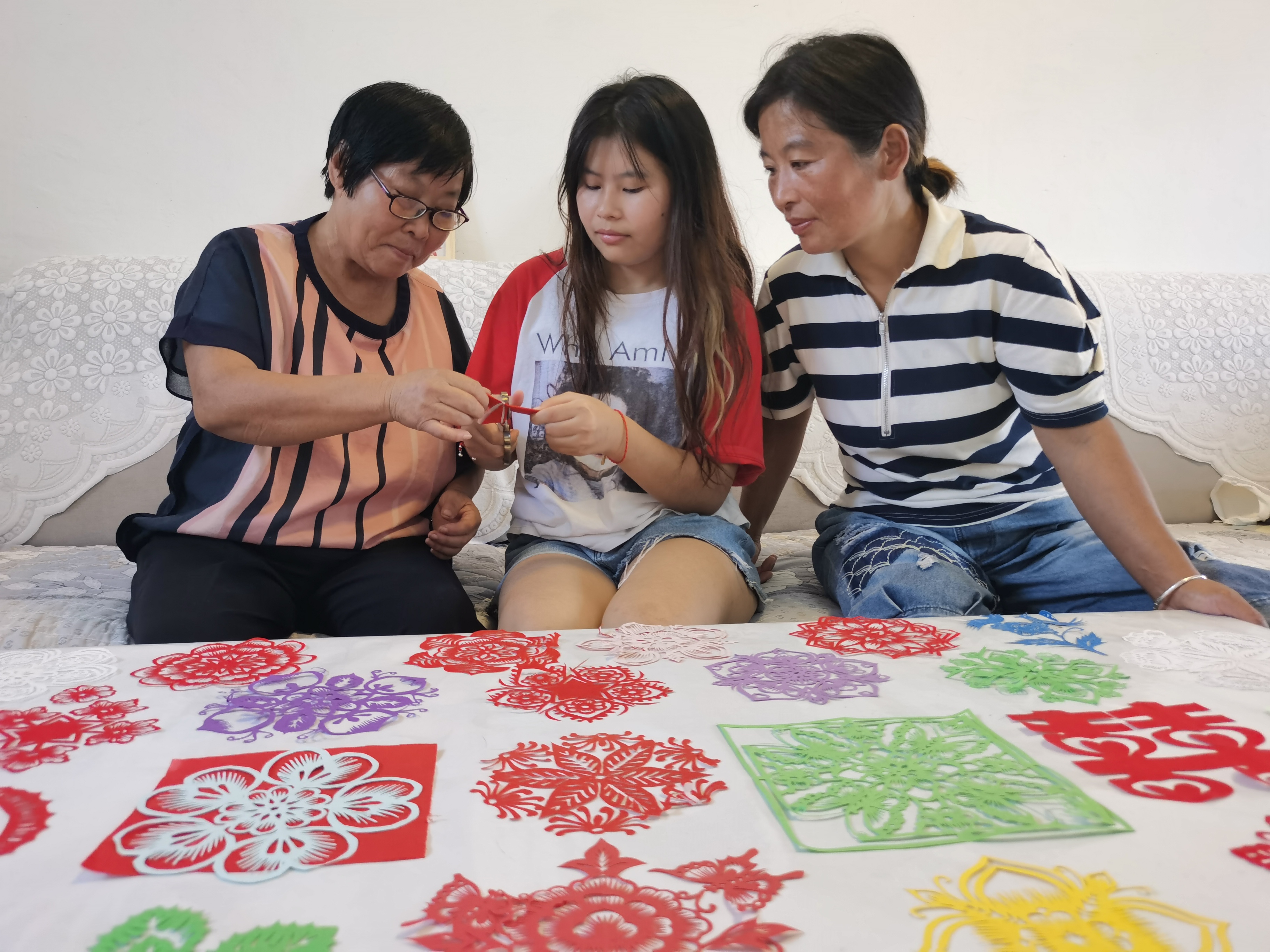 巧手耕耘，把一个个“囍”字送给千家万户