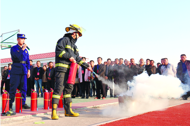 灌云县伊山镇市民学习使用灭火器