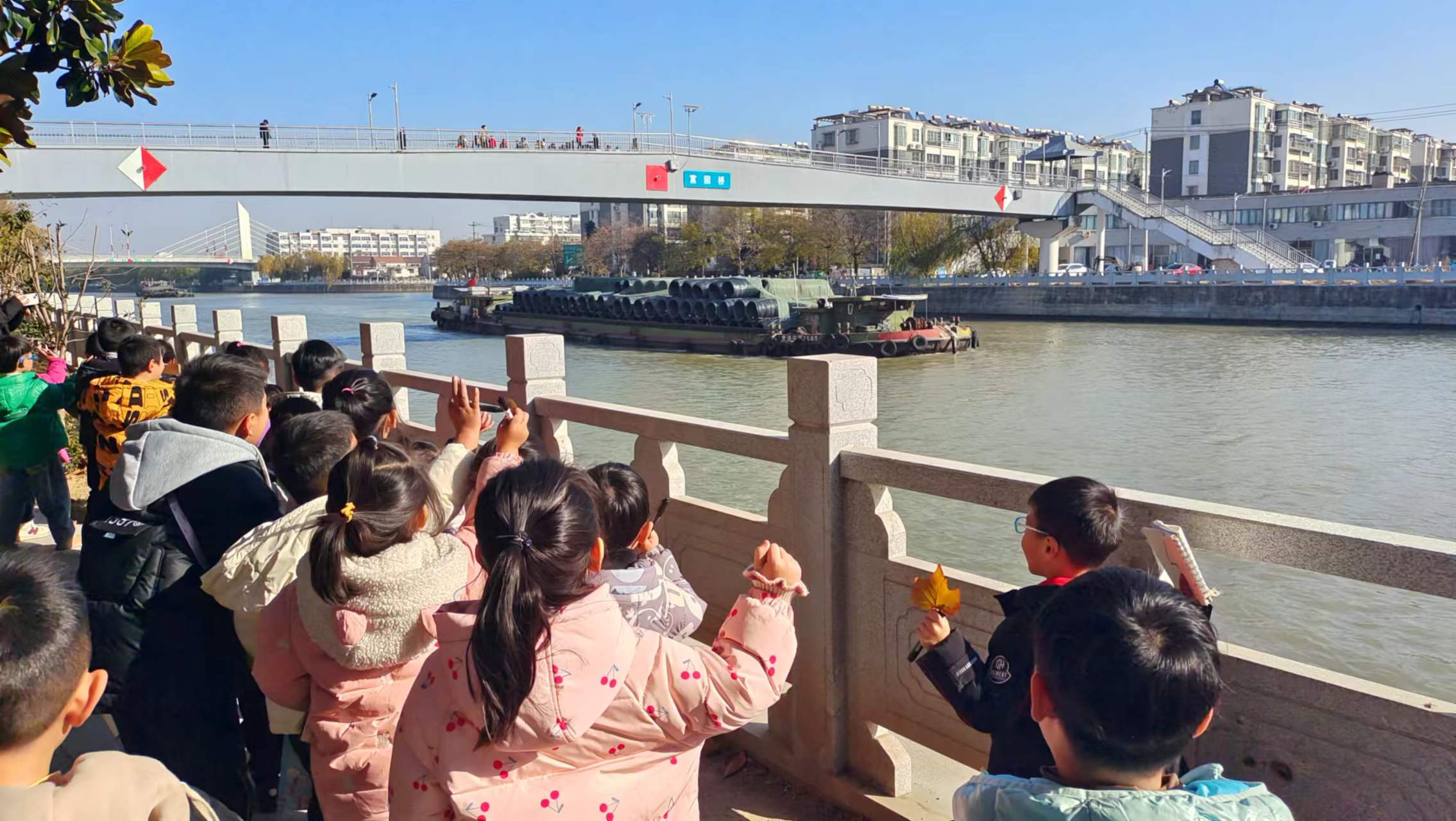 六一飞彩：赏盐河，听船歌，乐欢畅——灌云县六一幼儿园师生盐河看船活动