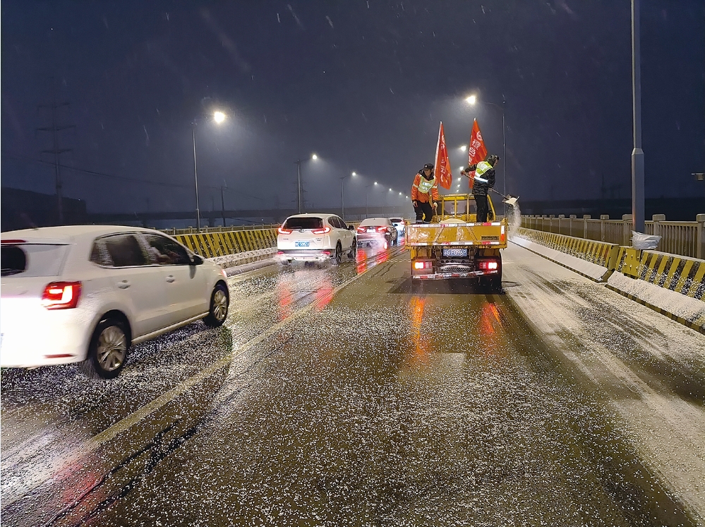 “橙色突击队”紧急出动及时清理路面积雪