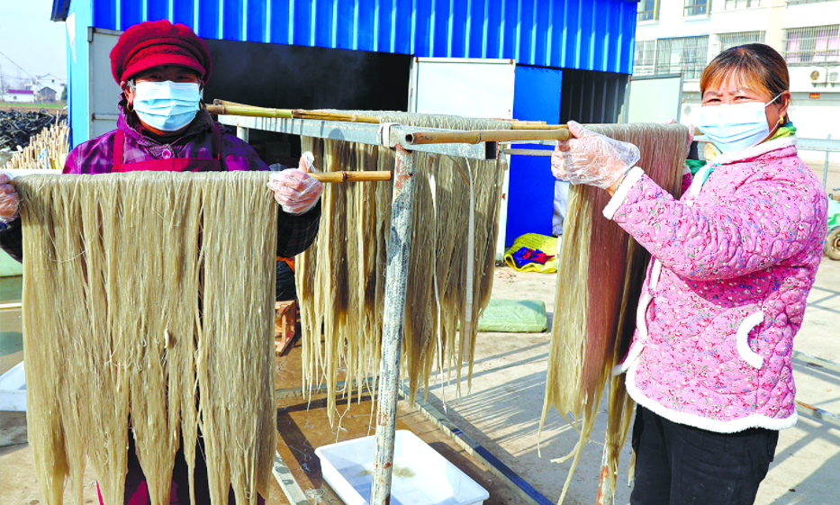 灌南县村民采用传统方法加工制作山芋粉丝