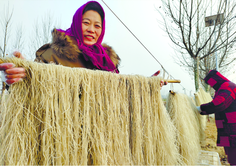 灌南县田楼镇在晾晒山芋粉丝  满足城乡春节市场需求