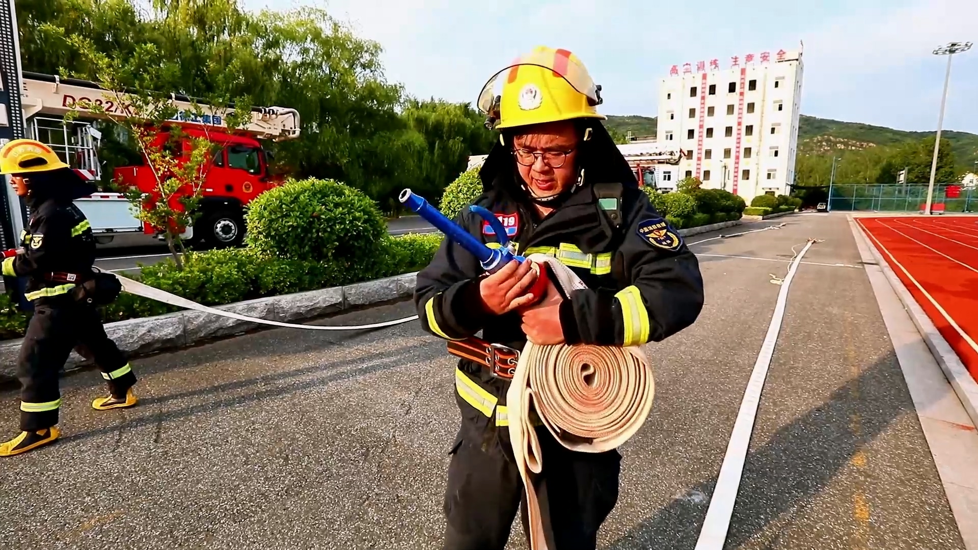 战高温 真体验｜跟着消防员体验三伏天训练