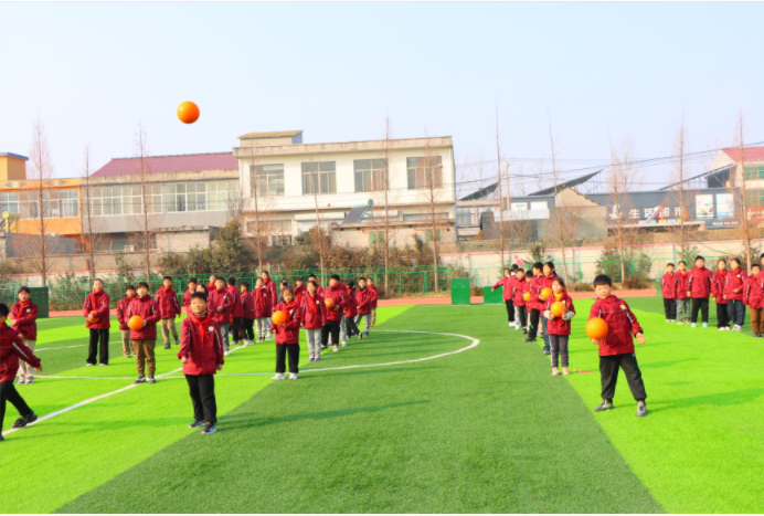 连云港市抗日山小学：阳光下神采飞扬，操场上翩翩起舞