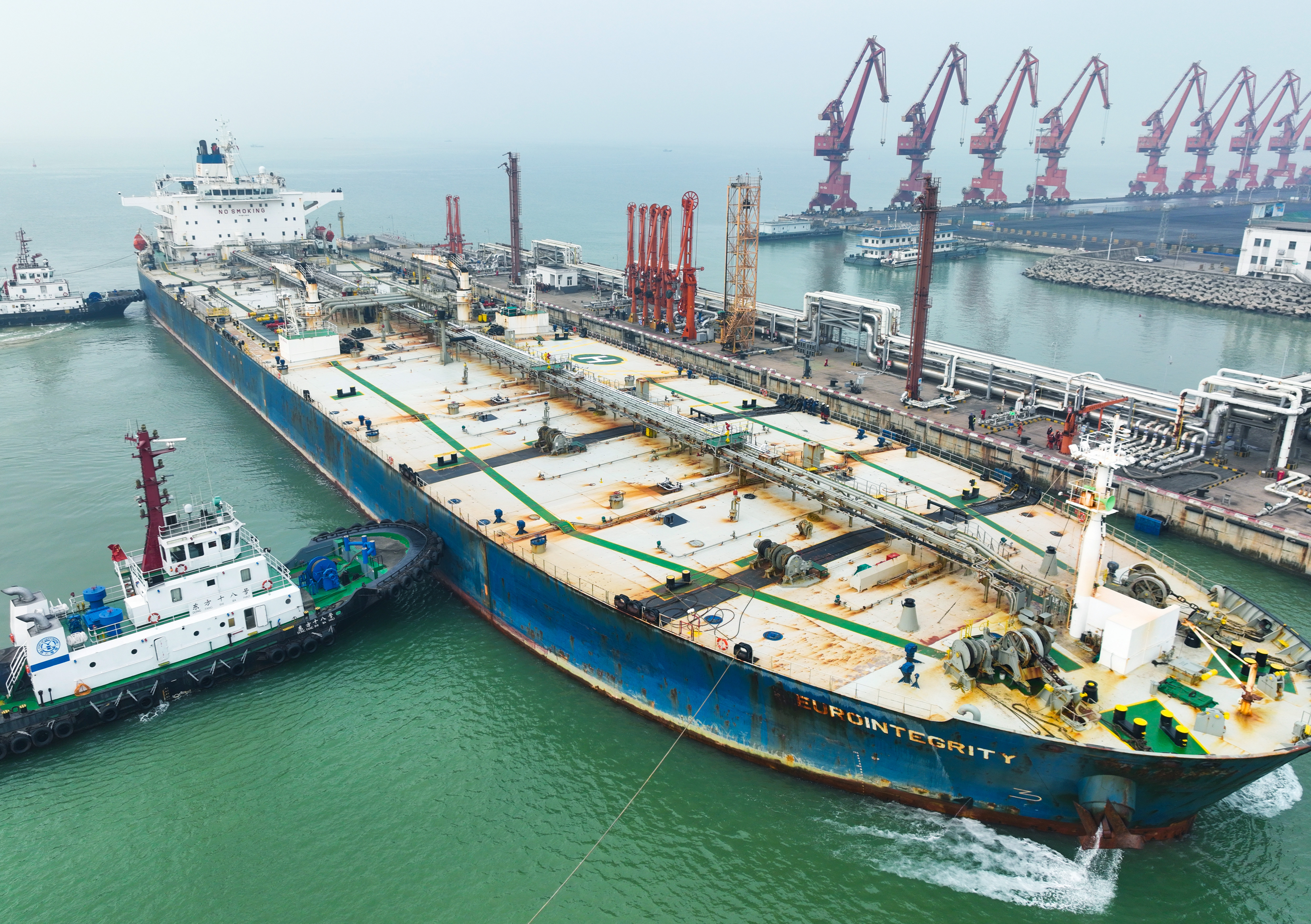 赣榆港区今年迎来第一艘大型油轮