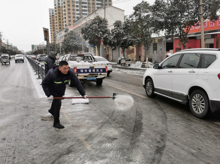 赣榆区：“城管蓝”除雪铲冰确保道路畅通