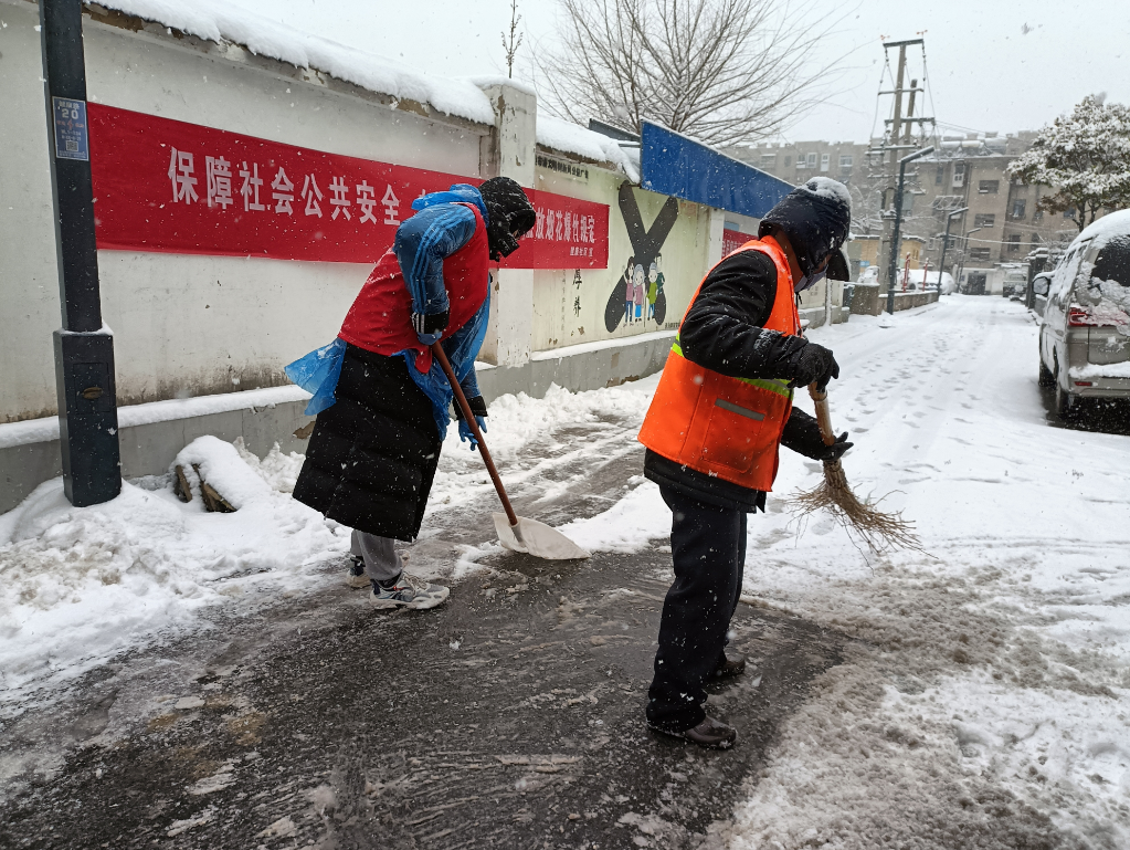 新南街道建康社区与海州区行政审批局以雪为令，闻雪而动