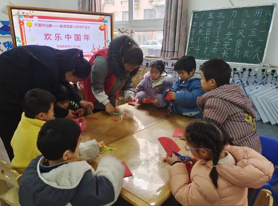 幸福路街道江化社区开展“欢乐中国年”小手剪窗花活动