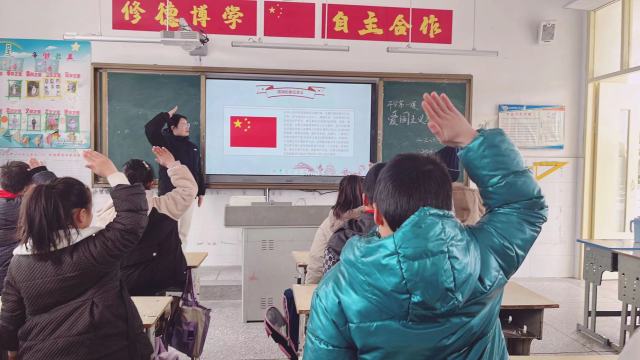 文明实践·时代新风︱连云港市抗日山小学：鲜艳的红色，点亮新学期第一课