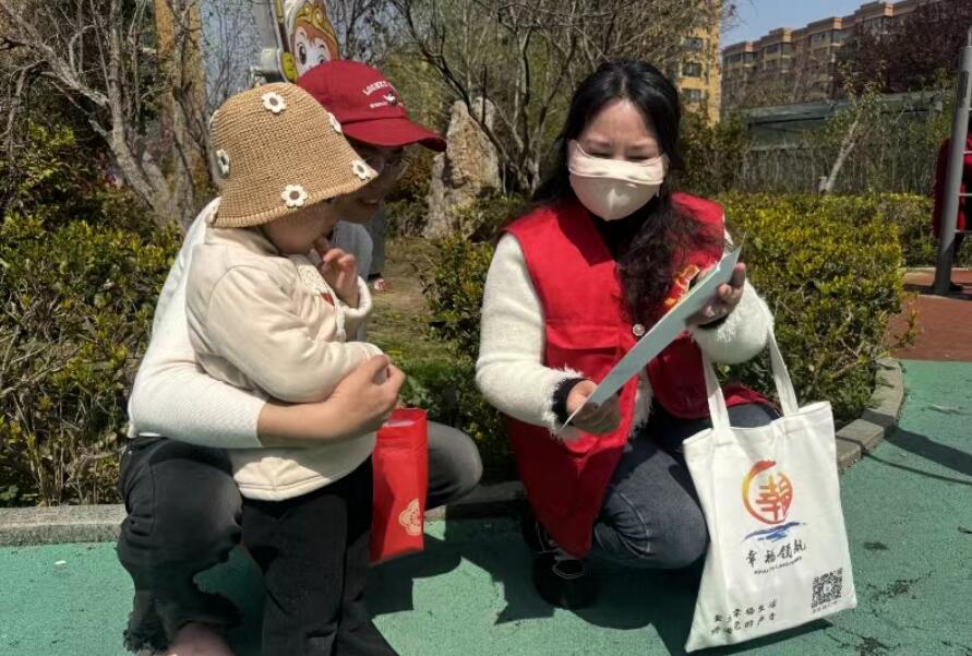 幸福路街道幸中社区开展“护苗·绿书签”宣传活动