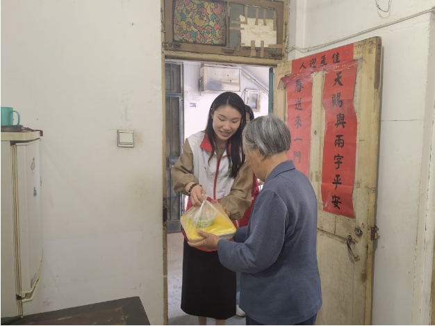 海州区行政审批局、新南街道建康社区联动共建   共创温馨家园