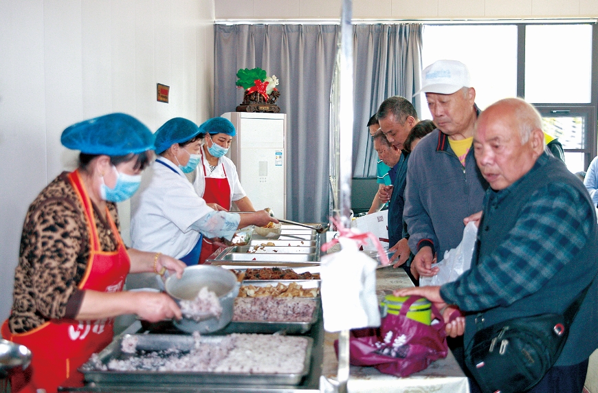 小饭碗装着大民生 如何守护老人的幸福“食”光