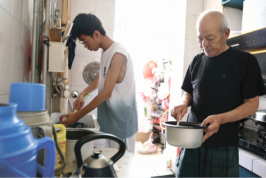 助学公益行 |为了挣大学学费，他一天要做90多杯饮料 “奶茶小哥”骆浚556分考取扬大