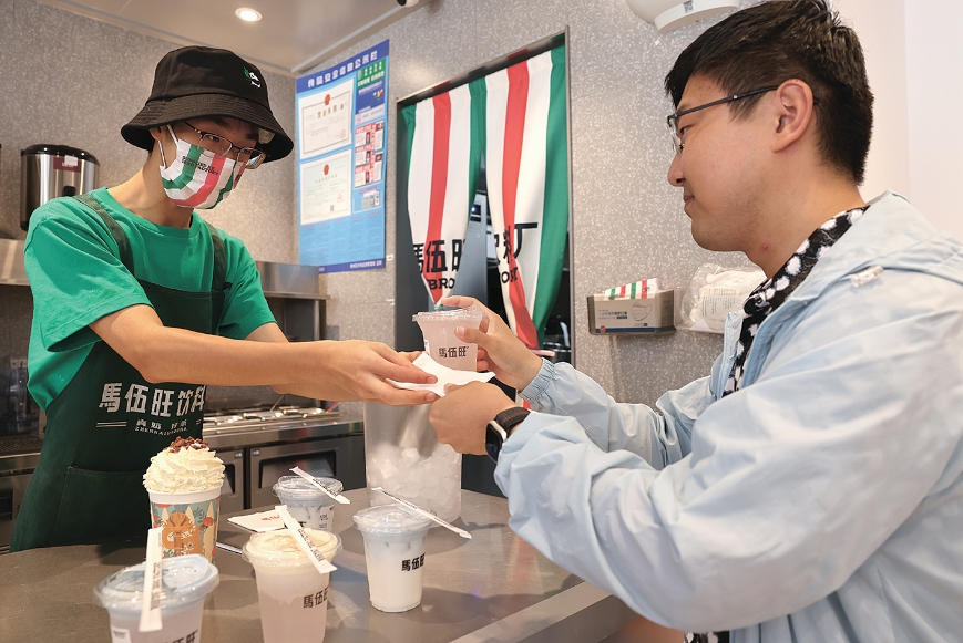 助学公益行 |为了挣大学学费，他一天要做90多杯饮料 “奶茶小哥”骆浚556分考取扬大