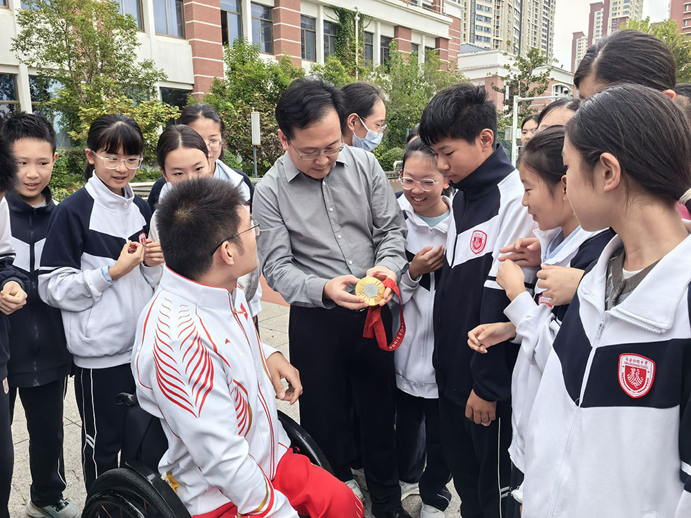 残奥冠军冯彦可校园开讲 永不言弃让生命绽放光彩