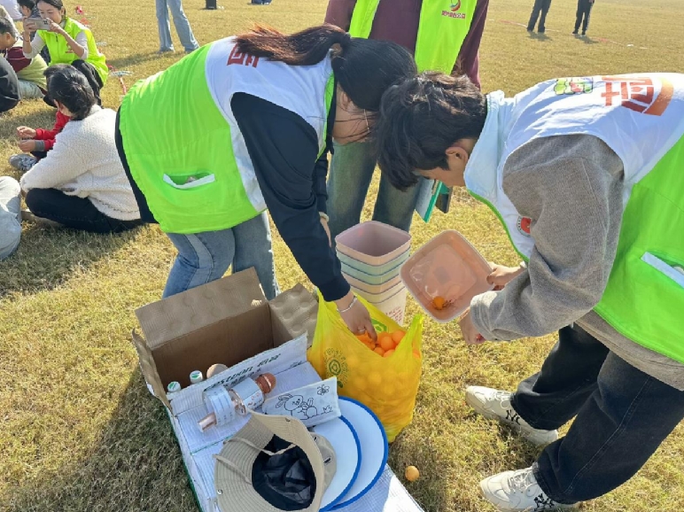 点亮社区，成就成长——连师专萤火志愿者在行动