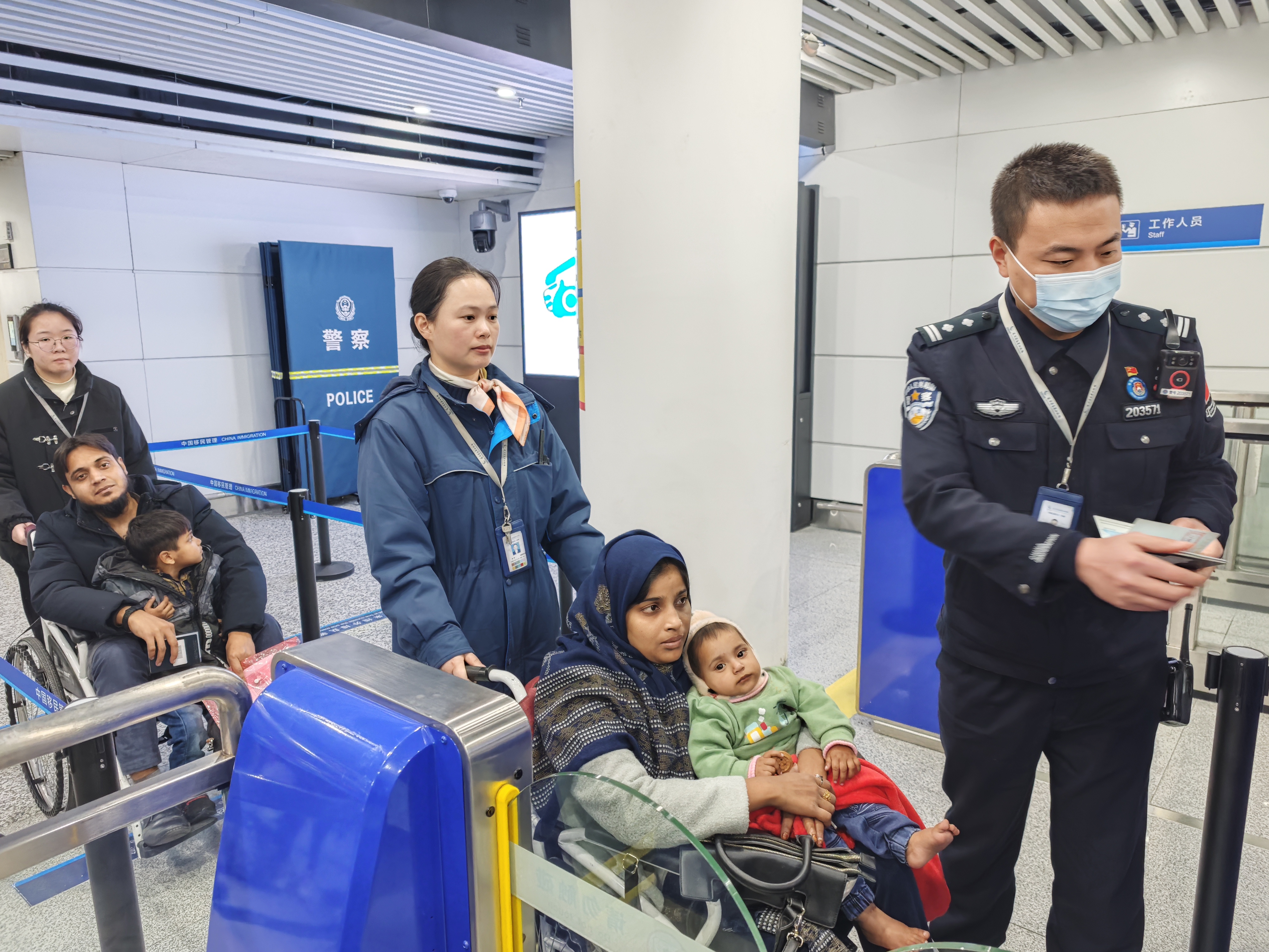 连云港边检开通“绿色通道”  协助行动不便外籍夫妻顺利通关 