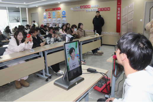 新南街道建康社区“家门口”就业服务站开展大学生电商直播就业技能培训