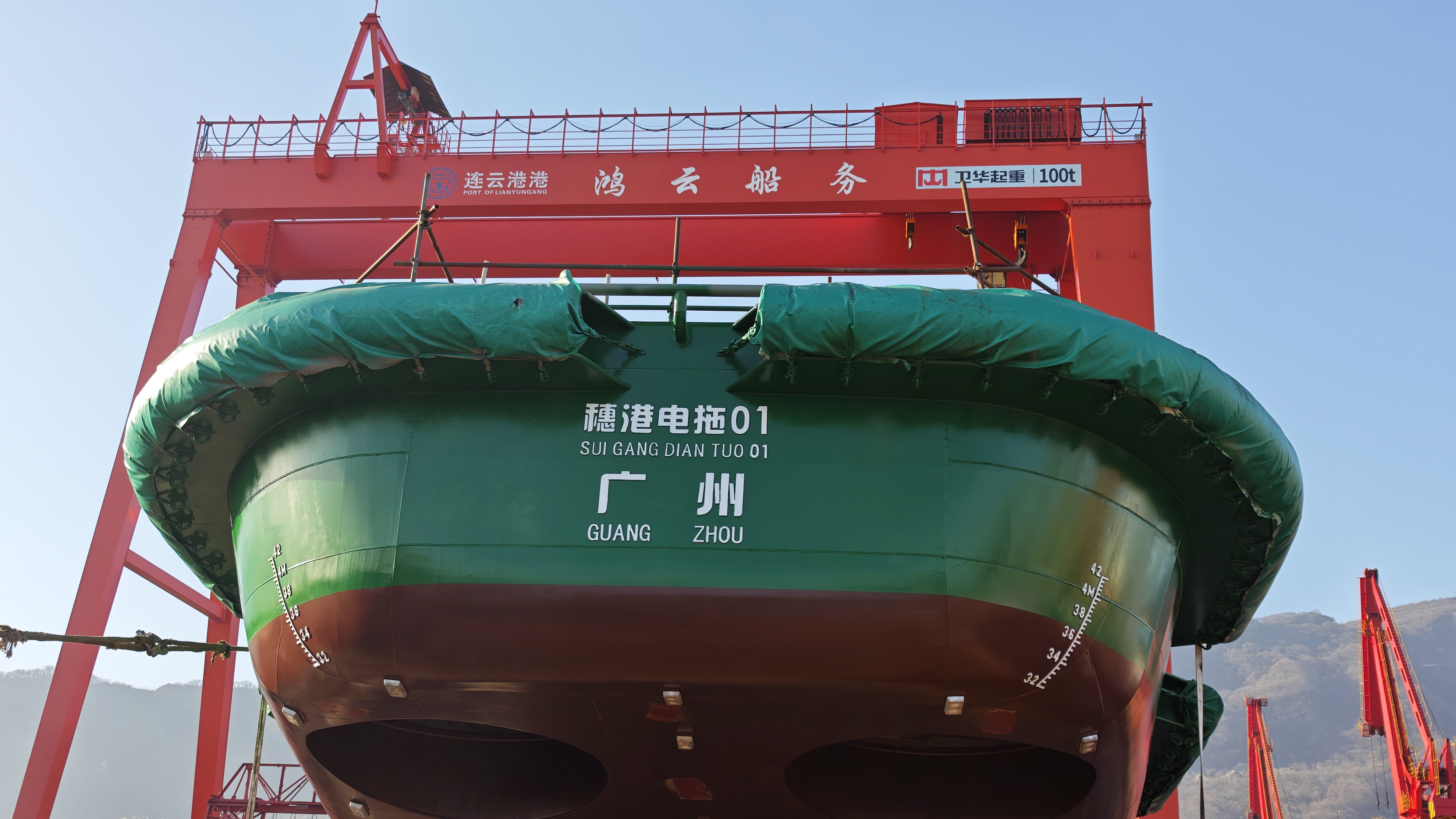 华南地区首艘纯电拖轮在连云港港上水