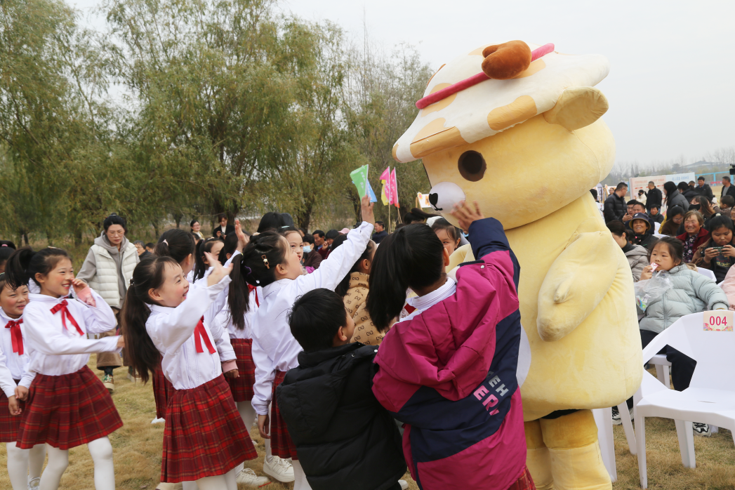 流动舞台车开进碱场村！“茉莉花开”装点晶都乡村，歌声送暖欢度深秋周末