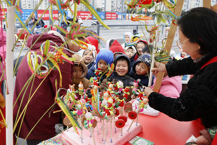 我們的節(jié)日·歡樂中國節(jié)丨猴嘴街道開展“民俗踩街歡樂行 非遺技藝齊亮相”新春文化活動