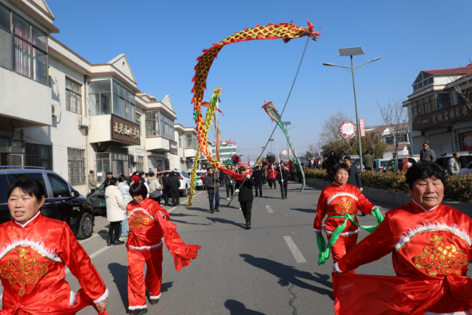 我們的節(jié)日·歡樂中國年：民俗踩街鬧新春，多彩班莊年味濃